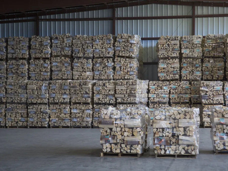 Palés de leña preparados en el almacén